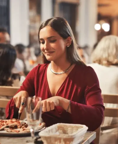 Bir kadın Alp restoranında akşam yemeği yiyor