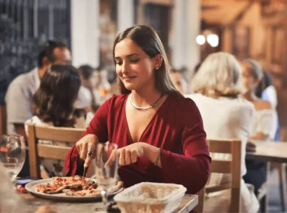 Bir kadın Alp restoranında akşam yemeği yiyor